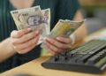 Burse școlare 2025-2026. Elevii primesc aproape 300 de lei bursa de merit pentru luna decembrie și 300 de lei bursa socială