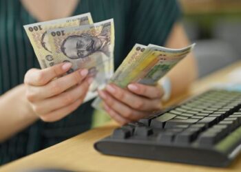 Burse școlare 2025-2026. Elevii primesc aproape 300 de lei bursa de merit pentru luna decembrie și 300 de lei bursa socială