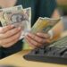 Burse școlare 2025-2026. Elevii primesc aproape 300 de lei bursa de merit pentru luna decembrie și 300 de lei bursa socială
