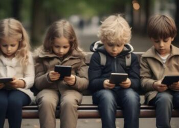 Organizația „Salvați Copiii” propune educație digitală obligatorie în școli și măsuri ferme împotriva dependenței online