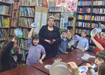 Atelier de pictură dedicat primăverii, la Biblioteca Județeană Botoșani