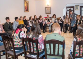 Atelier de încondeiat ouă pentru copii organizat la Copălău