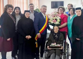Bunica Maria Alincăi, sărbătorită la 107 ani la Centrul „Cuvioasa Nazaria” din Văratec