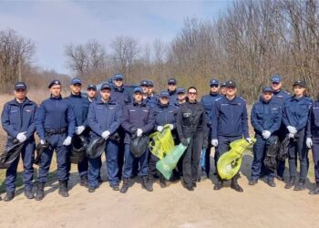 Jandarmii botoșăneni au participat la o activitate pentru ecologizarea Pădurii Rediu