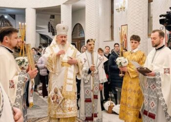 Lumina Sfântă oferită credincioșilor din Chișinău de Mitropolitul Basarabiei