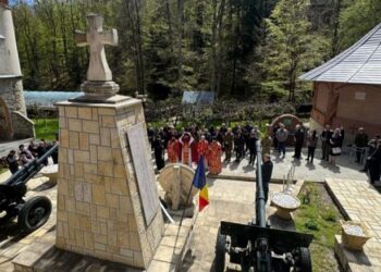 Primul hram al Altarului de vară de la Mănăstirea „Sfânta Cruce”: Jertfă ctitoricească și rugăciune pentru eroii neamului