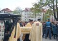 Sfântul Cuvios Cleopa, purtat pentru a treia oară pe brațe de părintele arhimandrit Ioan Harpa, starețul Mănăstirii Popăuți