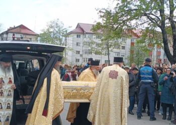 Sfântul Cuvios Cleopa, purtat pentru a treia oară pe brațe de părintele arhimandrit Ioan Harpa, starețul Mănăstirii Popăuți