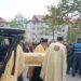 Sfântul Cuvios Cleopa, purtat pentru a treia oară pe brațe de părintele arhimandrit Ioan Harpa, starețul Mănăstirii Popăuți