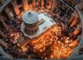 Ierusalim: Sfânta Lumină s-a pogorât și în acest an, la ora 14:13. Mii de pelerini, un singur glas de mărturisire: „Hristos a înviat!”