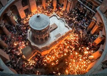 Ierusalim: Sfânta Lumină s-a pogorât și în acest an, la ora 14:13. Mii de pelerini, un singur glas de mărturisire: „Hristos a înviat!”