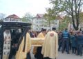 Sfântul Cuvios Cleopa, purtat pentru a treia oară pe brațe de părintele arhimandrit Ioan Harpa, starețul Mănăstirii Popăuți