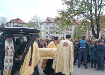 Sfântul Cuvios Cleopa, purtat pentru a treia oară pe brațe de părintele arhimandrit Ioan Harpa, starețul Mănăstirii Popăuți