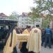 Sfântul Cuvios Cleopa, purtat pentru a treia oară pe brațe de părintele arhimandrit Ioan Harpa, starețul Mănăstirii Popăuți