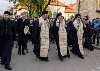 Sfânta Cuvios Cleopa de la Sihăstria, purtat în procesiune pe străzile din Botoșani, cu prilejul hramului orașului
