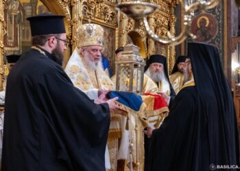 Patriarhul Daniel a primit Sfânta Lumină de la Ierusalim: Este o binecuvântare pentru toate popoarele
