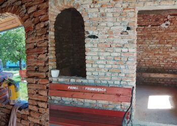 Parohia Vlădeni-Deal din județul Botoșani continuă lucrările la camera mortuară și lumânărar