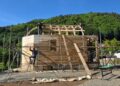 Lucrările la prima biserică în stil maramureșean din Japonia continuă: A fost montată turla