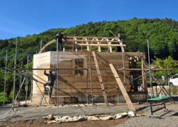Lucrările la prima biserică în stil maramureșean din Japonia continuă: A fost montată turla