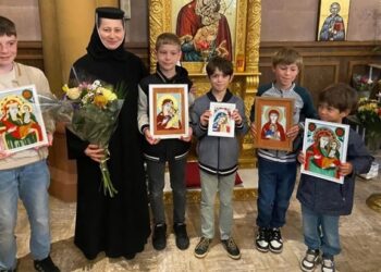 Copiii parohiei românești din Luxemburg au descoperit arta picturii de icoane pe sticlă