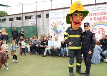 Sute de copii din comuna Lunca au sărbătorit, în avans, Ziua Internațională a Copilului, alături de pompieri
