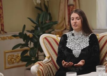 (Video) La strană, pe scenă, în viață: „Dumnezeu este prezent în noi, oriunde am fi” – interviu cu Ana Nuță
