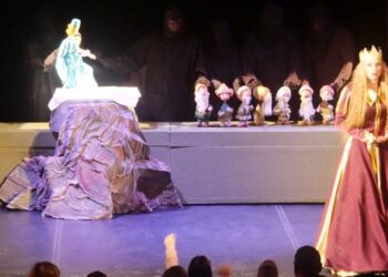 „Albă ca Zăpada și cei 7 pitici”. Spectacol la Teatrul „Vasilache” Botoșani