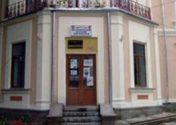 Expoziția „FLORI” aduce arta tânără în prim-plan la Centrul Cultural Botoșani