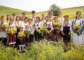 La cules de sânziene, alături de copiii din Ansamblul „Doina Costeștilor”