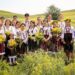 La cules de sânziene, alături de copiii din Ansamblul „Doina Costeștilor”