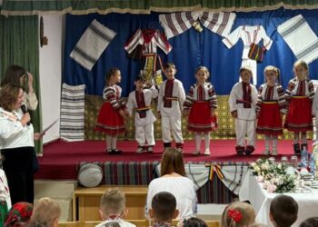 Copiii de la Grădinița „Girotondo” au impresionat la concursul județean „Trandafir Moldovenesc”
