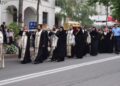 Procesiune cu sfintele moaște ale Sfântului Cuvios Cleopa de la Sihăstria, la Piatra-Neamț. Participă IPS Teofan