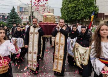 Sfântul Cuvios Cleopa de la Sihăstria, purtat în procesiune la hramul municipiului Piatra Neamț