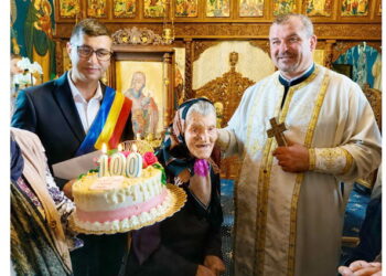 Nașa Ana din Ionășeni a împlinit 100 de ani. Comunitatea din Vârfu Câmpului i-a adus un omagiu emoționant