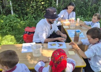 Atelier de modelaj în lut pentru copii și părinți, organizat la Tudora