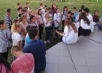 La Ibănești începe Tabăra „Din Pridvorul Satului”. Trei zile de credință, educație și bucurie pentru copii și tineri