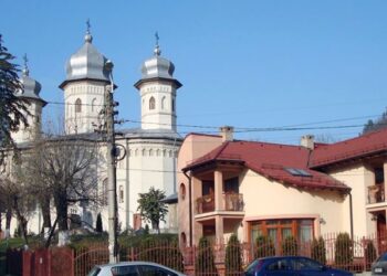 O biserică din Piatra Neamț va fi sfințită de trei ierarhi