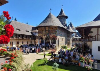 Brâul Maicii Domnului și moaștele unor mari sfinți, aduse la Mănăstirea Sihăstria Râșcăi