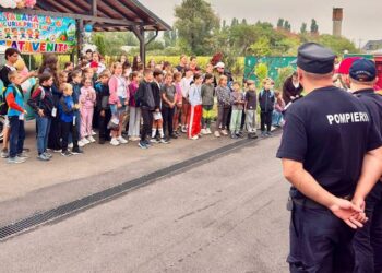 Pompierii botoșăneni s-au întâlnit cu copiii la tabăra de vară „Bucuria Prieteniei”
