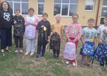 30 de copii din comuna Dângeni au primit ghiozdane și rechizite pentru noul an școlar
