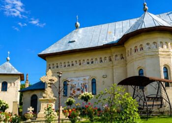 Biserica „Adormirea Maicii Domnului” din Stăuceni își sărbătorește hramul. Lăcașul de cult are 87 de ani de la punerea pietrei de temelie