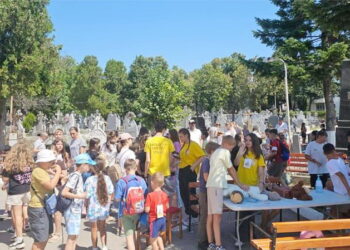 Peste 100 de copii au participat la „Tabăra din tinda bisericii”, organizată de Parohia Pacea Botoșani