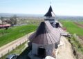 Biserica din Poienari își deschide Sfântul Altar pentru credincioși
