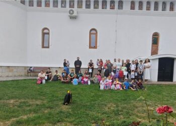 Ghiozdane și rechizite pentru copiii din parohiile Tocileni și Victoria