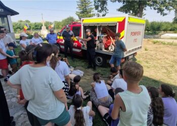 Participanții de la școala de vară din Broscăuți s-au întâlnit cu pompierii