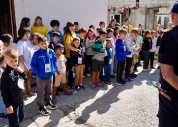 Pompierii botoșăneni au fost alături de copiii aflați în tabăra de vară organizată de Parohia „Izvorul Tămăduirii”