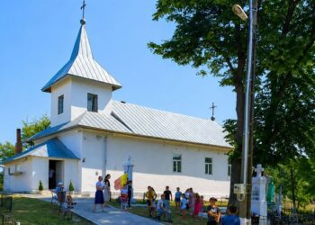 Atelier pentru preoți și preotese despre sprijinirea familiilor aflate în criză de sarcină în Protopopiatul Săveni
