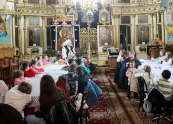 Copiii sunt invitați să descopere tradiția cusutului, la un atelier organizat de Parohia Duminica Mare
