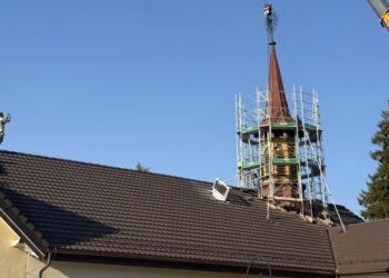 Românii din Neuchâtel, Elveția, continuă renovarea bisericii lor: Au început lucrările la turlă