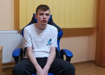 La 17 ani, Alexandru luptă pentru șansa de a trăi fără durere. Are nevoie de 10.591 de euro pentru operația la coloană